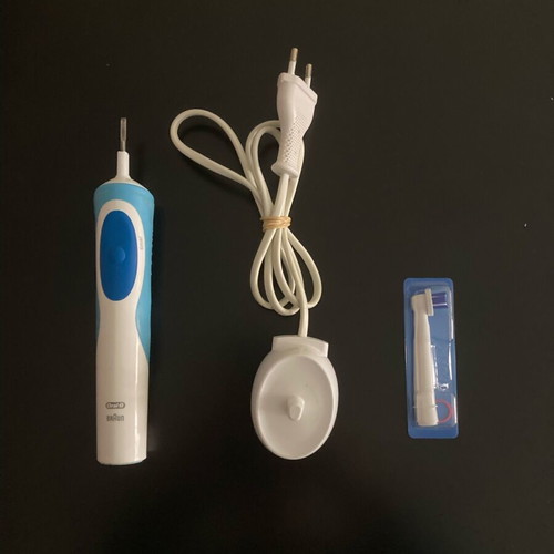 Oral-B electric toothbrush like new with charger and brush head