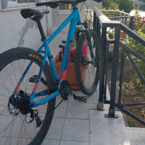 Mountain bike used, 29 inch wheels, disc brakes, front suspension, blue