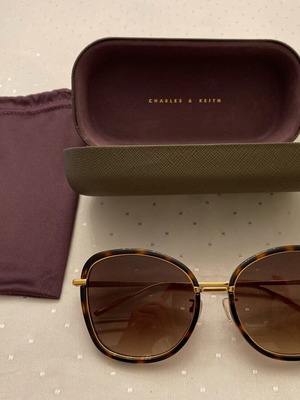 Γυαλιά ηλίου Charles & Keith σαν καινούργια, καφέ ταρταρούγα με μεταλλικές ζάντες
