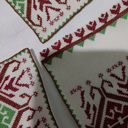 Table runner 70x37cm with 2 napkins 28.5x20.5cm new, burgundy-green on white etamine