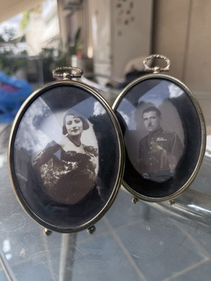 Vintage οβάλ κορνίζες με παλιές φωτογραφίες μεταχειρισμένες