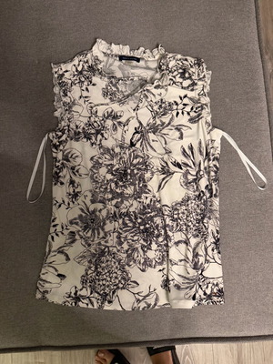Tommy Hilfiger sleeveless top like new, size S, white