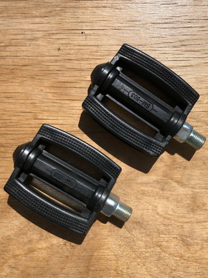 SM-803 black children's pedals with reflector new