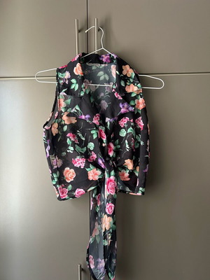 Floral top used with tie, size S, black multicolor