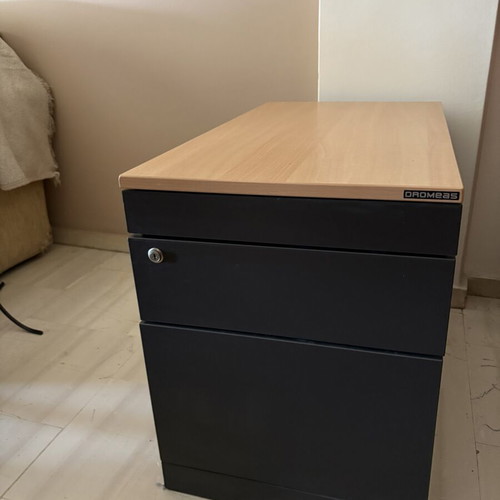 Dromeas office drawer unit like new with lock