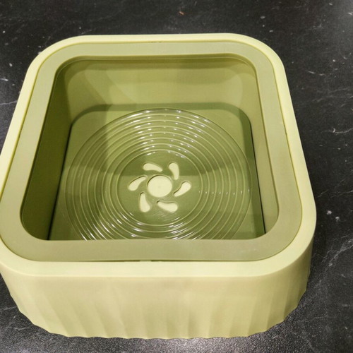 Dog water bowl like new without leaks