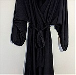  H&M μαύρο φόρεμα με λαστιχο στα μανικια και στη μεση και σχημα 'v' στο λαιμό.