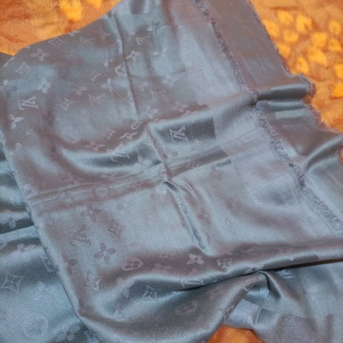 Louis Vuitton scarf 100% wool gray sweet color new