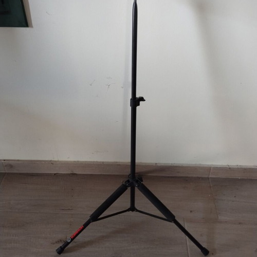Trichordo Bouzouki, classical guitar, Boss DR 880 drum machine, Hohner instrument stand, tuner, metronome
