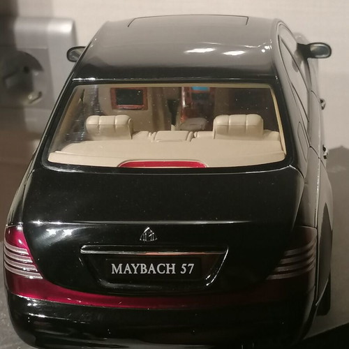 Maybach 57 1/18 scale model by Autoart like new