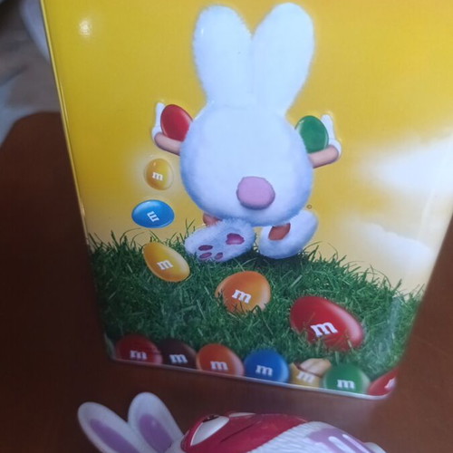 M&Ms Easter set new with metal box and wooden decoration