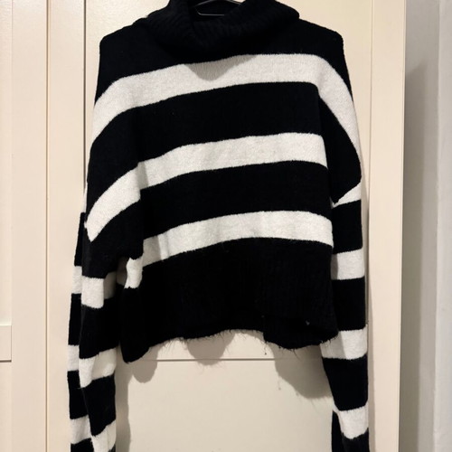 Turtleneck crop sweater black and white like new, size XL