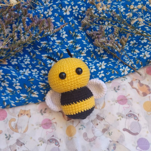 Mini Bee Amigurumi handmade, 7.5 cm, acrylic-cotton yarn