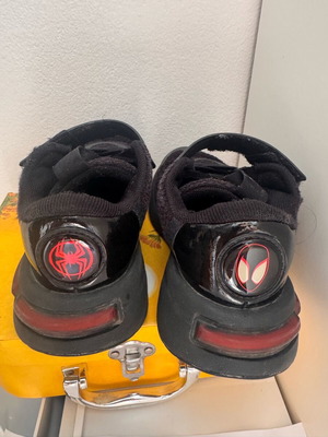 Adidas Marvel Spiderman αθλητικά παιδικά μεταχειρισμένα νούμερο 30 μαύρα κόκκινα