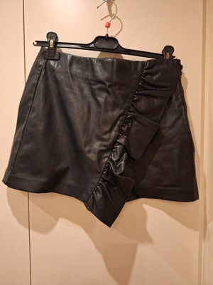 Zara leather shorts like new with nice front detail black