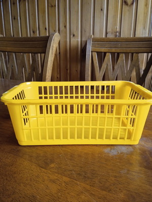 Plastic rectangular basket like new, 27.5x16.5x9.5 cm