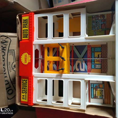 Shell parking garage for toy cars like new