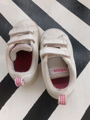 Αθλητικά παιδικά παπούτσια Adidas μεταχειρισμένα για κορίτσι μέγεθος 21 λευκά
