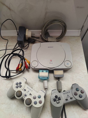 Sony PlayStation One Slim μεταχειρισμένη με δύο χειριστήρια και κάρτες μνήμης