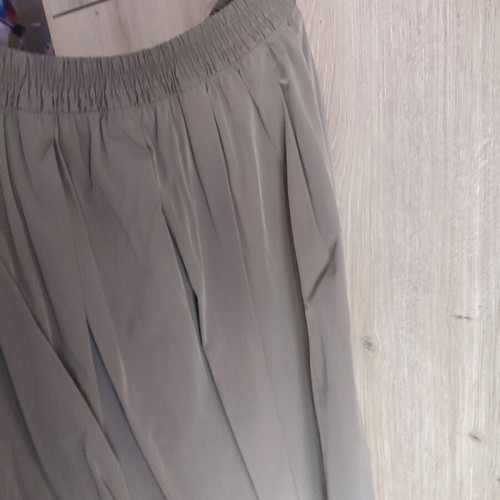 Zara khaki skirt like new, wide fit with pockets and elastic waist