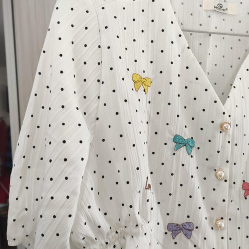 Women's shirt one size with light gathers and pearl buttons like new