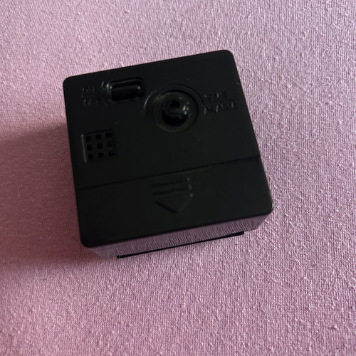 Battery-powered bedside alarm clock like new, analog