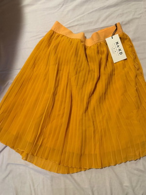 Na-Kd pleated short skirt like new, size M, yellow-orange