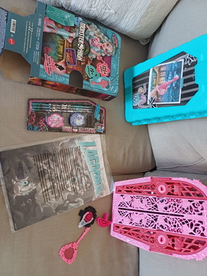 Monster High Skulltimate Secrets гардероби Lagoona и Draculaura като ново с плакат и моливи
