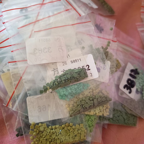 Diamond painting beads like new, set of 182 shades in separate bags
