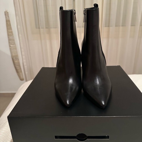 Boots DKNY size 35 black leather new, 10 cm heel