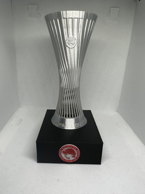 Τρόπαιο UEFA Europa Conference League με έμβλημα Ολυμπιακού σαν καινούργιο