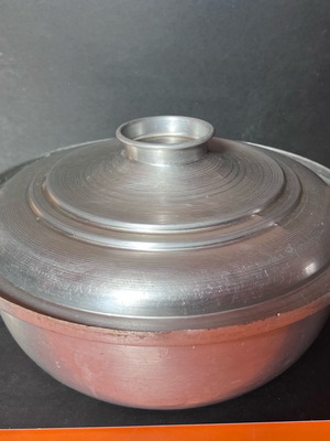 Vintage pot 30 cm used with Turkish-style lid