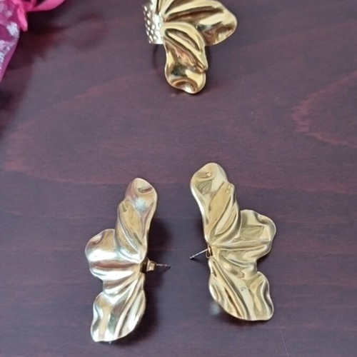 Jewelry set like new, ring and matching earrings