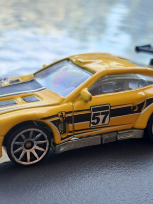 Hot Wheels Ferrari 575 GTC 2011 συλλεκτικό αυτοκινητάκι, κίτρινο με μαύρες ρίγες