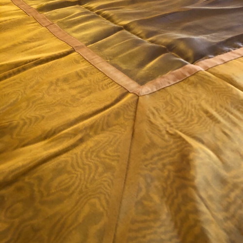 Palladium rectangular table organza like new, gold color