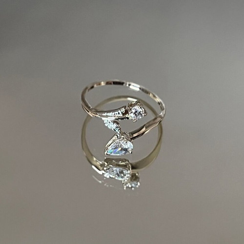 Women's 14K gold ring like new with round cut and pear-shape stones