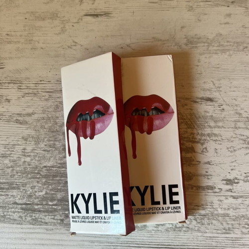 Kylie Cosmetics Lipstick and Lip Liner Set Color 22 New with Chocolate Scent
