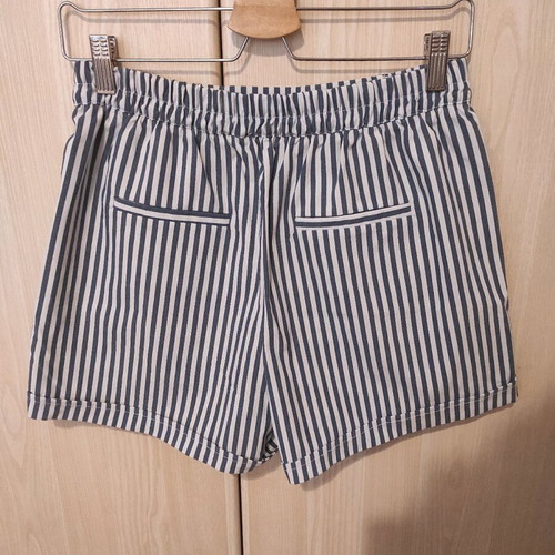 Shorts used with elastic waistband and back pockets