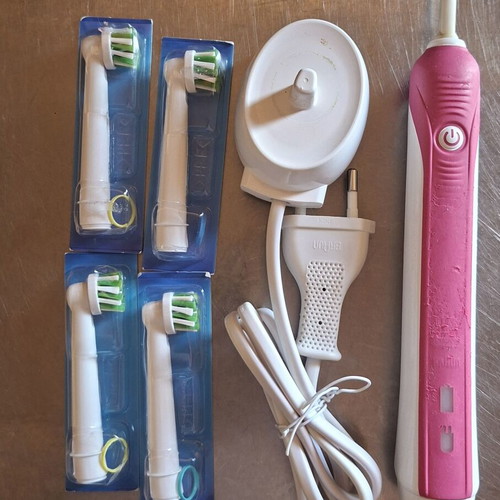 Oral-B Pro 750 3D White ηλεκτρική οδοντόβουρτσα μεταχειρισμένη με 4 ανταλλακτικά