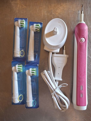 Oral-B Pro 750 3D White ηλεκτρική οδοντόβουρτσα μεταχειρισμένη με 4 ανταλλακτικά
