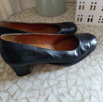 Leather pumps size 40, black