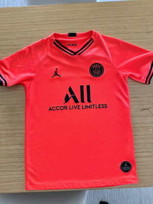 PSG jersey authentic like new (147-158cm)