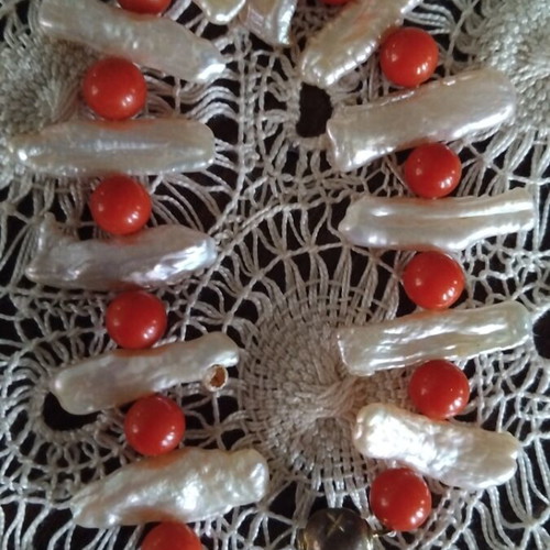 Bracelet white natural biwa pearl 12-15 mm and round red coral 19 cm like new