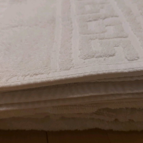 White towels set like new, 2 body and 2 hand towels