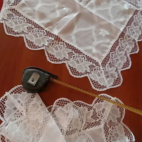 Set of 4 table linens like new, 2 squares 56x56 and 2 36x36