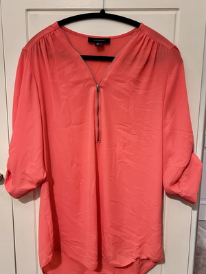 Atmosphere coral blouse with 3/4 sleeves and front zipper