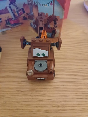 Lego Juniors Disney Pixar CARS Mater's Junkyard Tow Mater 10733 like new