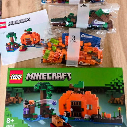 LEGO Minecraft The Pumpkin Farm set like new 257 pieces