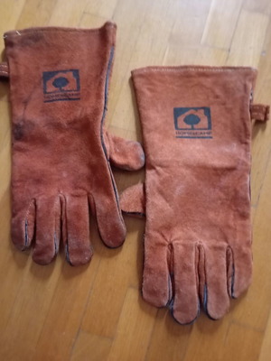 Fireproof stove gloves like new with free fire starter cubes