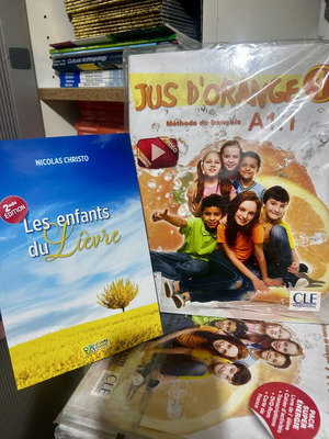 Jus d'orange 2 French learning book A1.1 & Les enfants du Lièvre book